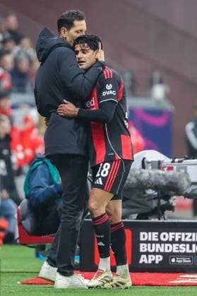 Soccer 1 Bundesliga Eintracht Frankfurt 1 FSV Mainz 05 on 09 11 2025 at Deutsche Bank Park in Frankfurt Coach Dino Toppmöller Toppmoeller Toppmoller Frankfurt hugs Mahmoud Mo Dahoud Frankfurt 18 MH