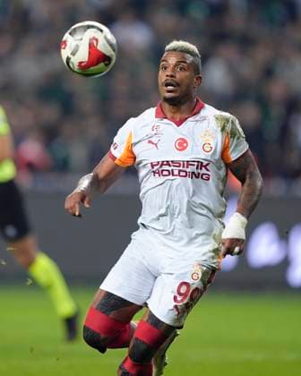 Kocaelispor v Galatasaray - Turkish Super League in Kocaeli, Turkey - 9 Nov 2025 Mario René Junior Lemina of Galatasaray SK is seen in action during the Turkish Super League match between Kocaelispor and Galatasaray at the Kocaeli Stadium. Kocaelispor 1 -0 Galatasaray Kocaeli Turkey Copyright: xGokhanxTanerx xSOPAxImagesx GTANER_SOPAImages_KOCvGS_Turkish-Super-League_Kocaeli_Turkiye_09112025_00035