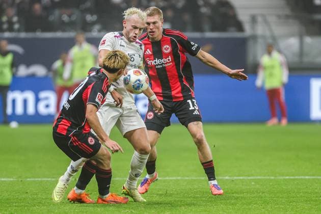 Soccer 1 Bundesliga Eintracht Frankfurt 1 FSV Mainz 05 on 09 11 2025 at Deutsche Bank Park in Frankfurt Ritsu Doan Frankfurt 20 and Rasmus Kristensen Frankfurt 13 vs Benedict Hollerbach Mainz 17 MH