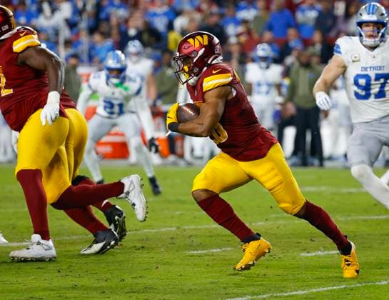 Nov 9, 2025: Washington Commanders RB 26 Jeremy McNichols runs with the ball during the Washington Commanders game against the Detroit Lions at Northwest Stadium in Landover, MD. CSM Landover United States of America - ZUMAc04_ 20251109_zma_c04_227 Copyright: xJustinxCooperx