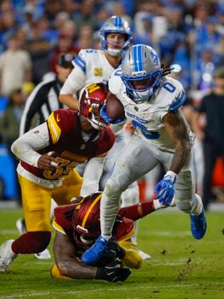 Nov 9, 2025: Detroit Lions RB 0 Jahmyr Gibbs is tripped up during the Washington Commanders game against the Detroit Lions at Northwest Stadium in Landover, MD. CSM Landover United States of America - ZUMAc04_ 20251109_zma_c04_271 Copyright: xJustinxCooperx