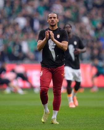 November 9, 2025, Kocaeli, Kocaeli, Turkey: Leroy Aziz SanÃ of Galatasaray SK applauds the team fans during the warmup prior to the Turkish Super League match between Kocaelispor and Galatasaray at the Kocaeli Stadium. Kocaelispor 1 -0 Galatasaray Kocaeli Turkey - ZUMAs197 20251109_aaa_s197_282 Copyright: xGokhanxTanerx