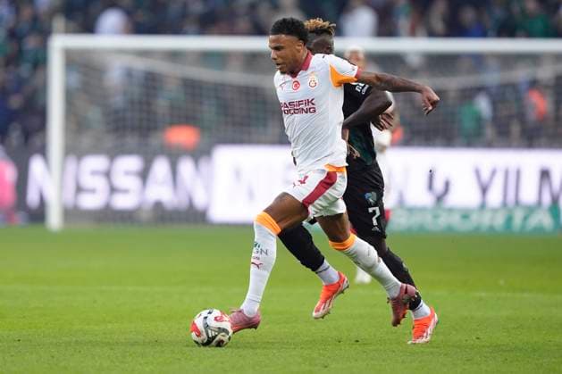 November 9, 2025, Kocaeli, Kocaeli, Turkey: Ismail Jakobs of Galatasaray SK is seen in action during the Turkish Super League match between Kocaelispor and Galatasaray at the Kocaeli Stadium. Kocaelispor 1 -0 Galatasaray Kocaeli Turkey - ZUMAs197 20251109_aaa_s197_289 Copyright: xGokhanxTanerx