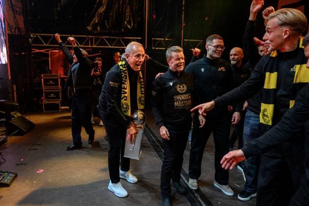 251109 Mjällbys sports director Hasse Larsson and coach Anders Torstensson cheer on stage at a celebration organized by Sölvesborg municipality on 9 November 2025 in Sölvesborg  Copyright: MATHILDAxSCHULER BB251109MA180