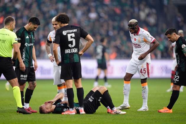 November 9, 2025, Kocaeli, Kocaeli, Turkey: Victor James Osimhen of Galatasaray SK reacts to Hrvoje Smol?i? of Kocaelispor during the Turkish Super League match between Kocaelispor and Galatasaray at the Kocaeli Stadium. Kocaelispor 1 -0 Galatasaray Kocaeli Turkey - ZUMAs197 20251109_aaa_s197_301 Copyright: xGokhanxTanerx
