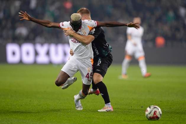 November 9, 2025, Kocaeli, Kocaeli, Turkey: Victor James Osimhen of Galatasaray SK and Hrvoje Smol?i? of Kocaelispor are seen in action during the Turkish Super League match between Kocaelispor and Galatasaray at the Kocaeli Stadium. Kocaelispor 1 -0 Galatasaray Kocaeli Turkey - ZUMAs197 20251109_aaa_s197_319 Copyright: xGokhanxTanerx