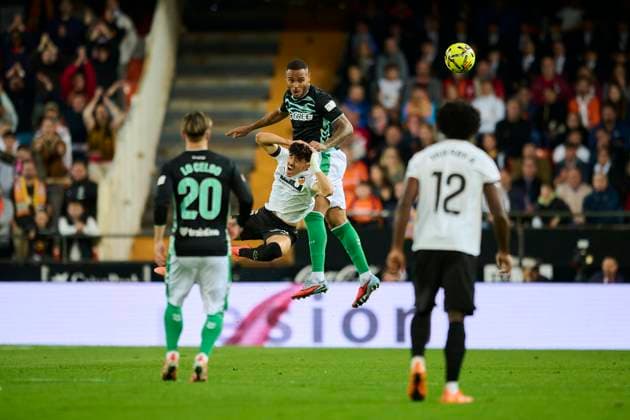 Valencia CF v Real Betis Balompie - LaLiga EA Sports VALENCIA, SPAIN - NOVEMBER 9: Natan Bernardo de Souza of Real Betis in action during to the LaLiga EA Sports match between Valencia CF and Real Betis Balompie at Mestalla stadium on November 9, 2025 in Valencia, Spain. (Photo by Francisco Macia Photo Players Images Magara Press) Valencia Mestalla Stadium Spain Copyright: xFranciscoxMaciax