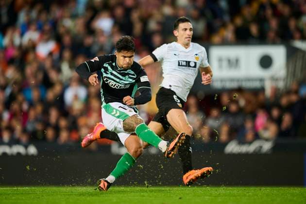 Valencia CF v Real Betis Balompie - LaLiga EA Sports VALENCIA, SPAIN - NOVEMBER 9: Cucho Hernandez of Real Betis in action during to the LaLiga EA Sports match between Valencia CF and Real Betis Balompie at Mestalla stadium on November 9, 2025 in Valencia, Spain. (Photo by Francisco Macia Photo Players Images Magara Press) Valencia Mestalla Stadium Spain Copyright: xFranciscoxMaciax