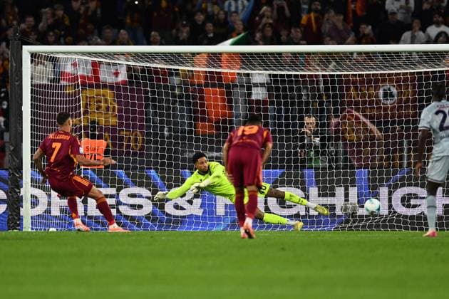 November 9, 2025, Roma, Italy: Lorenzo Pellegrini of AS Roma seen in action during the Serie A match between Roma and Udinese at Stadio Olimpico. Final score; AS Roma 2-0 Udinese Roma Italy - ZUMAs197 20251109_aaa_s197_350 Copyright: xGennaroxMasix