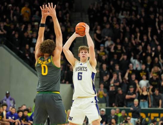 November 9, 2025, Waco, Texas, USA: Washington forward HANNES STEINBACH (6) looks to pass the ball during a menÃ¢â‚¬â ¢s college basketball game between the Baylor Bears and the Washington Huskies on November 9, 2025 in Waco, Texas. Baylor won, 78-69. Waco USA - ZUMAc201 20251109_zap_c201_077 Copyright: xScottxColemanx