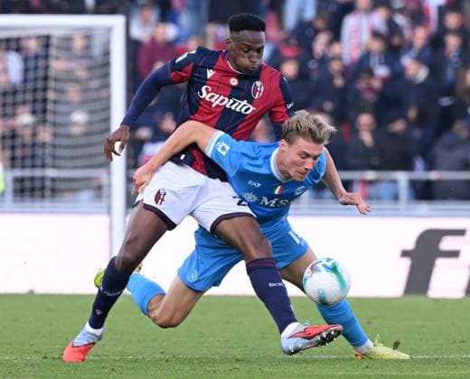 (251110) -- BOLOGNA, Nov. 10, 2025 -- Bologna s Jhon Lucum¨¬ (L) vies with Napoli s Rasmus Hojlund during a Serie A football match between Bologna and Napoli in Bologna, Italy, Nov. 9, 2025. (Photo by Xinhua) (SP)ITALY-BOLOGNA-FOOTBALL-SERIE A-BOLOGNA VS NAPOLI AlbertoxLingria 
