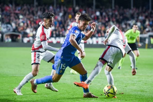 (251110) -- MADRID, Nov. 10, 2025 -- Arda Guler (C) of Real Madrid breaks through during the La Liga football match between Real Madrid and Rayo Vallecano in Madrid, Spain, on Nov. 9, 2025. (Photo by Xinhua) (SP)SPAIN-MADRID-FOOTBALL-LA LIGA-REAL MADRID VS RAYO VALLECANO GustavoxValiente 