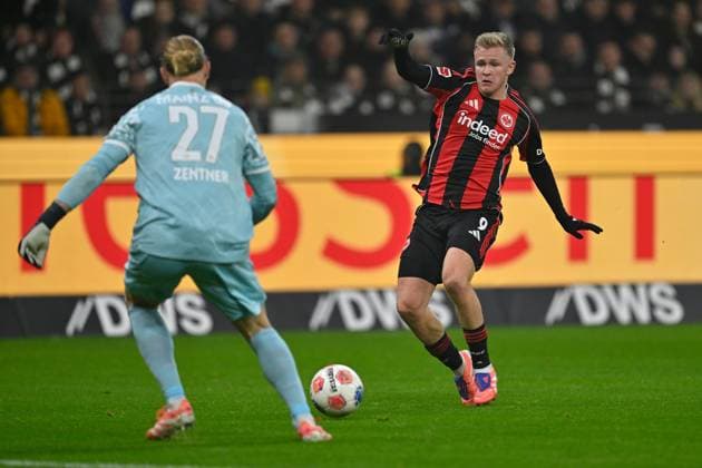 (251110) -- FRANKFURT, Nov. 10, 2025 -- Goalkeeper of FSV Mainz 05 Robin Zentner (L) defends Jonathan Burkardt of Eintracht Frankfurt during the German first division Bundesliga football match between Eintracht Frankfurt and FSV Mainz 05 in Frankfurt, Germany, Nov. 9, 2025. (Photo by Xinhua) (SP)GERMANY-FRANKFURT-FOOTBALL-BUNDESLIGA-FRANKFURT VS MAINZ UlrichxHufnagel 