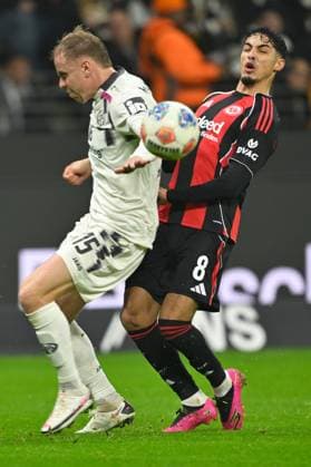 (251110) -- FRANKFURT, Nov. 10, 2025 -- Fares Chaibi (R) of Eintracht Frankfurt vies with Lennard Maloney of FSV Mainz 05 during the German first division Bundesliga football match between Eintracht Frankfurt and FSV Mainz 05 in Frankfurt, Germany, Nov. 9, 2025. (Photo by Xinhua) (SP)GERMANY-FRANKFURT-FOOTBALL-BUNDESLIGA-FRANKFURT VS MAINZ UlrichxHufnagel 
