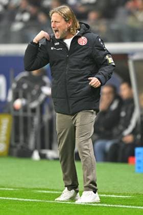 (251110) -- FRANKFURT, Nov. 10, 2025 -- Bo Henriksen, head coach of FSV Mainz 05, gestures during the German first division Bundesliga football match between Eintracht Frankfurt and FSV Mainz 05 in Frankfurt, Germany, Nov. 9, 2025. (Photo by Xinhua) (SP)GERMANY-FRANKFURT-FOOTBALL-BUNDESLIGA-FRANKFURT VS MAINZ UlrichxHufnagel 