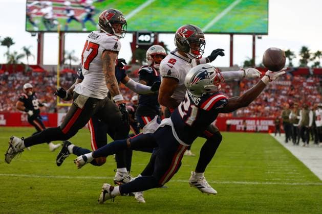 November 9, 2025, Tampa, Florida, USA: New England Patriots safety Jaylinn Hawkins 21 breaks up a pass thrown to Tampa Bay Buccaneers wide receiver Emeka Egbuka 2 during the third quarter at Raymond James Stadium in Tampa on Sunday, Nov. 9, 2025. Tampa USA - ZUMAs70_ 20251109_zan_s70_031 Copyright: xJeffereexWoox Tampa USA - ZUMA0839 20251109_zan_s70_031 Copyright: xIMAGO JeffereexWoox