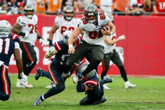 November 9, 2025, Tampa, Florida, USA: Tampa Bay Buccaneers tight end Cade Otton 88 gains yards after a catch and is tackled by New England Patriots linebacker Jack Gibbens 51 during the fourth quarter at Raymond James Stadium in Tampa on Sunday, Nov. 9, 2025. Tampa USA - ZUMAs70_ 20251109_zan_s70_034 Copyright: xJeffereexWoox Tampa USA - ZUMA0839 20251109_zan_s70_034 Copyright: xIMAGO JeffereexWoox