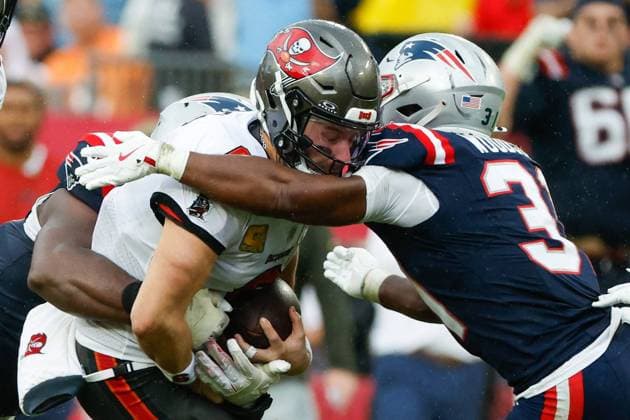 November 9, 2025, Tampa, Florida, USA: Tampa Bay Buccaneers quarterback Baker Mayfield 6 scrambles in the pocket and is tackled by New England Patriots safety Craig Woodson 31 during the fourth quarter at Raymond James Stadium in Tampa on Sunday, Nov. 9, 2025. Tampa USA - ZUMAs70_ 20251109_zan_s70_035 Copyright: xJeffereexWoox Tampa USA - ZUMA0839 20251109_zan_s70_035 Copyright: xIMAGO JeffereexWoox