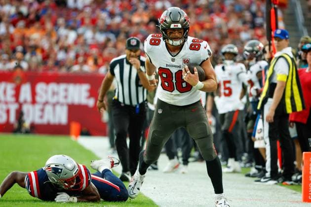 November 9, 2025, Tampa, Florida, USA: Tampa Bay Buccaneers tight end Cade Otton 88 catches a pass, while being defended by New England Patriots safety Craig Woodson 31 during the third quarter at Raymond James Stadium in Tampa on Sunday, Nov. 9, 2025. Tampa USA - ZUMAs70_ 20251109_zan_s70_046 Copyright: xJeffereexWoox Tampa USA - ZUMA0839 20251109_zan_s70_046 Copyright: xIMAGO JeffereexWoox