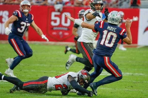November 9, 2025, Tampa, Florida, USA: Tampa Bay Buccaneers safety Tykee Smith 23 pressures New England Patriots quarterback Drake Maye 10 during the third quarter at Raymond James Stadium in Tampa on Sunday, Nov. 9, 2025. Tampa USA - ZUMAs70_ 20251109_zan_s70_051 Copyright: xJeffereexWoox Tampa USA - ZUMA0839 20251109_zan_s70_051 Copyright: xIMAGO JeffereexWoox