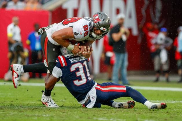 November 9, 2025, Tampa, Florida, USA: Tampa Bay Buccaneers tight end Cade Otton 88 gains yards after a catch and is tackled by New England Patriots safety Craig Woodson 31 during the fourth quarter at Raymond James Stadium in Tampa on Sunday, Nov. 9, 2025. Tampa USA - ZUMAs70_ 20251109_zan_s70_055 Copyright: xJeffereexWoox Tampa USA - ZUMA0839 20251109_zan_s70_055 Copyright: xIMAGO JeffereexWoox