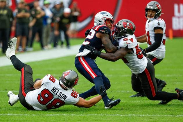 November 9, 2025, Tampa, Florida, USA: Tampa Bay Buccaneers linebacker Lavonte David 54 tackles New England Patriots running back TreVeyon Henderson 32 during the fourth quarter at Raymond James Stadium in Tampa on Sunday, Nov. 9, 2025. Tampa USA - ZUMAs70_ 20251109_zan_s70_060 Copyright: xJeffereexWoox Tampa USA - ZUMA0839 20251109_zan_s70_060 Copyright: xIMAGO JeffereexWoox