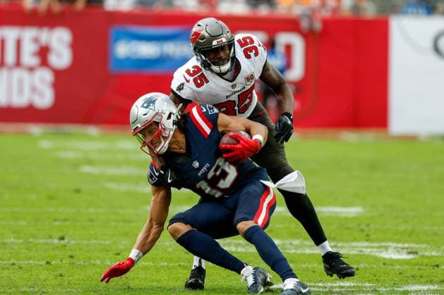 November 9, 2025, Tampa, Florida, USA: NTampa Bay Buccaneers cornerback Jamel Dean 35 tackles New England Patriots wide receiver Mack Hollins 13 during the fourth quarter at Raymond James Stadium in Tampa on Sunday, Nov. 9, 2025. Tampa USA - ZUMAs70_ 20251109_zan_s70_063 Copyright: xJeffereexWoox Tampa USA - ZUMA0839 20251109_zan_s70_063 Copyright: xIMAGO JeffereexWoox