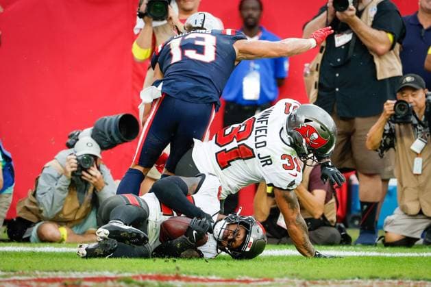 November 9, 2025, Tampa, Florida, USA: Tampa Bay Buccaneers safety Tykee Smith 23 intercepts a pass thrown by New England Patriots quarterback Drake Maye 10 during the fourth quarter at Raymond James Stadium in Tampa on Sunday, Nov. 9, 2025. Tampa USA - ZUMAs70_ 20251109_zan_s70_067 Copyright: xJeffereexWoox Tampa USA - ZUMA0839 20251109_zan_s70_067 Copyright: xIMAGO JeffereexWoox