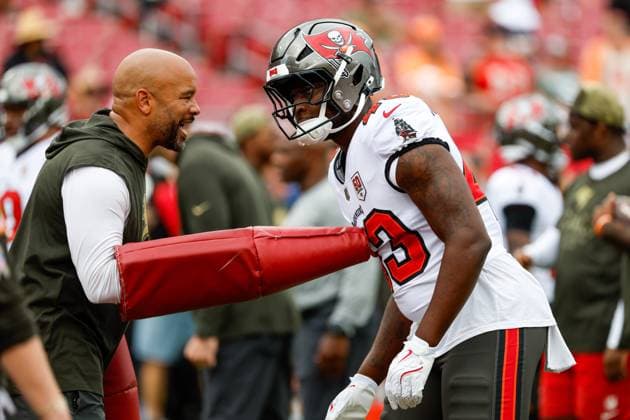 November 9, 2025, Tampa, Florida, USA: Tampa Bay Buccaneers linebacker Chris Braswell (43) works on a drill with outside linebackers coach Larry Foote ahead of a game against the New England Patriots at Raymond James Stadium in Tampa on Sunday, Nov. 9, 2025. Tampa USA - ZUMAs70_ 20251109_zan_s70_075 Copyright: xJeffereexWoox