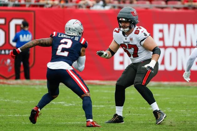 November 9, 2025, Tampa, Florida, USA: Tampa Bay Buccaneers offensive tackle Luke Goedeke (67) blocks New England Patriots linebacker Harold Landry III (2) during the first quarter at Raymond James Stadium in Tampa on Sunday, Nov. 9, 2025. Tampa USA - ZUMAs70_ 20251109_zan_s70_080 Copyright: xJeffereexWoox