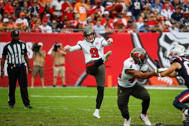 November 9, 2025, Tampa, Florida, USA: Tampa Bay Buccaneers punter Riley Dixon (9) punts the ball to the New England Patriots during the first quarter at Raymond James Stadium in Tampa on Sunday, Nov. 9, 2025. Tampa USA - ZUMAs70_ 20251109_zan_s70_090 Copyright: xJeffereexWoox
