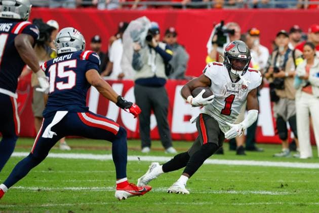 November 9, 2025, Tampa, Florida, USA: Tampa Bay Buccaneers running back Rachaad White (1) carries the ball, while being chased down by New England Patriots linebacker Marte Mapu (15) during the fourth quarter at Raymond James Stadium in Tampa on Sunday, Nov. 9, 2025. Tampa USA - ZUMAs70_ 20251109_zan_s70_111 Copyright: xJeffereexWoox