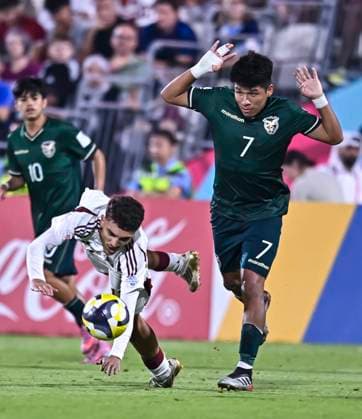 Qatar v Bolivia: Group A - FIFA U-17 World Cup Qatar 2025 Yazan Mohamed (L) of Qatar and Alejandro Camacho of Bolivia in action during the FIFA U-17 World Cup Qatar 2025 Group A match between Qatar and Bolivia in Doha, Qatar, on November 9, 2025. DOHA Qatar Copyright: xNOUSHADxTHEKKAYILx