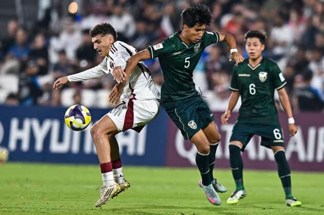 Qatar v Bolivia: Group A - FIFA U-17 World Cup Qatar 2025 Yazan Mohamed (L) of Qatar and Matias Gadiel Espinoza of Bolivia in action during the FIFA U-17 World Cup Qatar 2025 Group A match between Qatar and Bolivia in Doha, Qatar, on November 9, 2025. DOHA Qatar Copyright: xNOUSHADxTHEKKAYILx