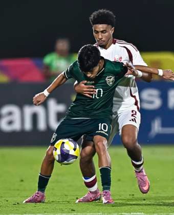 Qatar v Bolivia: Group A - FIFA U-17 World Cup Qatar 2025 Seif Hassanein (R) of Qatar and Jesus Maximiliano Maraude of Bolivia in action during the FIFA U-17 World Cup Qatar 2025 Group A match between Qatar and Bolivia in Doha, Qatar, on November 9, 2025. DOHA Qatar Copyright: xNOUSHADxTHEKKAYILx