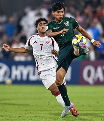 Qatar v Bolivia: Group A - FIFA U-17 World Cup Qatar 2025 Eissa Waleed (L) of Qatar and Matias Gadiel Espinoza of Bolivia in action during the FIFA U-17 World Cup Qatar 2025 Group A match between Qatar and Bolivia in Doha, Qatar, on November 9, 2025. DOHA Qatar Copyright: xNOUSHADxTHEKKAYILx