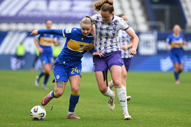 Laura Pucks 15 SGS Essen in a duel with Isabella Jaron 24 FC Carl Zeiss Jena for the ball Duel for the ball Copyright: xSpeedshotx