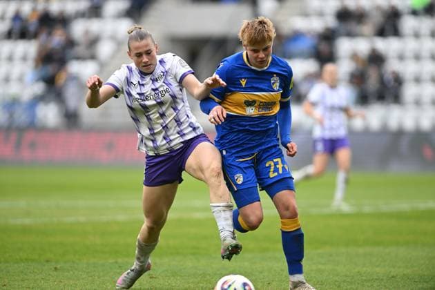 Gwen Mummert 27 FC Carl Zeiss Jena in a duel with Ramona Maier 9 SGS Essen for the ball Duel for the ball Copyright: xSpeedshotx