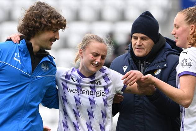 Paula Flach 5 SGS Essen is supported by team members and coaches after injury Injury and support Copyright: xSpeedshotx