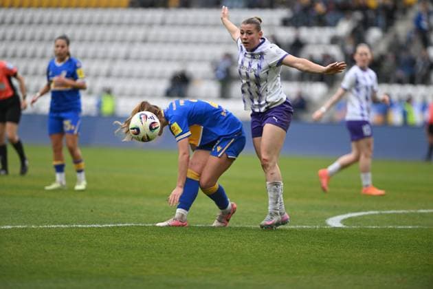 Ramona Maier 9 SGS Essen in a duel with a player from FC Carl Zeiss Jena for the ball duel for the ball Copyright: xSpeedshotx