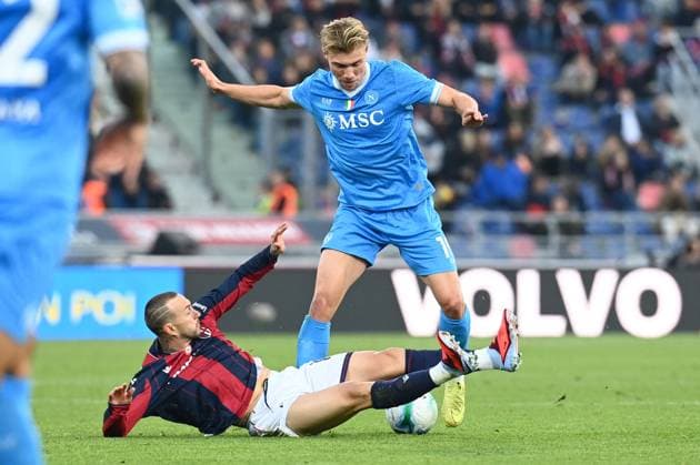 CALCIO - Serie A - Bologna FC vs SSC Napoli Hojlund Rasmus (SSc Napoli) in action hindered by Federico Bernardeschi (Bologna Fc) during Bologna FC vs SSC Napoli, Italian soccer Serie A match in Bologna, Italy, November 09 2025 Bologna Italy  Copyright: xIPAxSport ABACAx