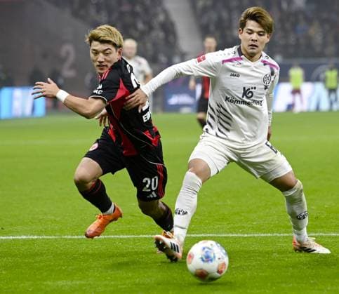 Football: German Bundesliga Ritsu Doan (L) of Eintracht Frankfurt and Kaishu Sano of Mainz vie for the ball during a German Bundesliga football match in Frankfurt on Nov. 9, 2025.  A14AA0005022890P
