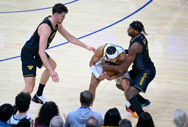 NBA, Basketball Herren, USA Indiana Pacers vs Golden States Warriors in San Francisco SAN FRANCISCO, CALIFORNIA - NOV 9: Buddy Hield (right) of Warriors in action against AndrewNembhard (2) of Pacers during the NBA game 5 between Indiana Pacers and Golden State Warriors at Chase Center on November 9, 2025 in San Francisco, California, United States. Tayfun Coskun Anadolu California United States. Editorial use only. Please get in touch for any other usage.  Copyright: x2025xAnadoluxTayfunxCoskunx