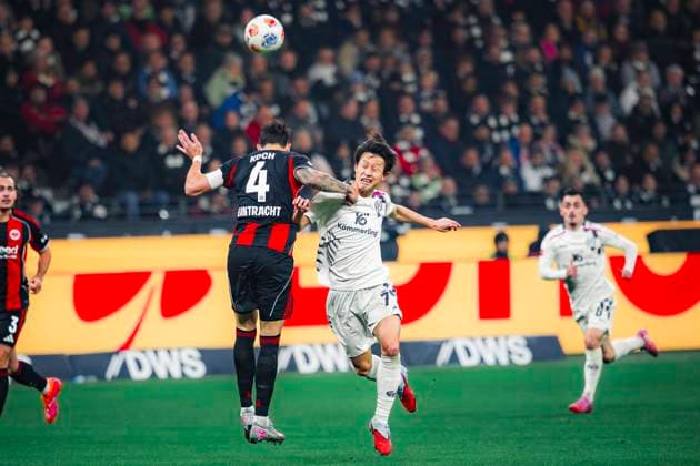 Bundesliga – Eintracht Frankfurt v 1. FSV Mainz 05 (Gameday 10) Bundesliga Eintracht Frankfurt v 1. FSV Mainz 05 Gameday 10 Robin Koch of Eintracht Frankfurt battle for the ball against Jae-sung Lee of 1.FSV Mainz 05 during the Bundesliga Matchday 10 game between Eintracht Frankfurt and 1. FSV Mainz 05 at Deutsche Bank Park in Frankfurt, Germany. Photo by Kadir Caliskan Middle East Images Frankfurt Hessen Germany Copyright: xKadirxCaliskanx Frankfurt Hessen Germany Copyright: xIMAGO KadirxCaliskanx