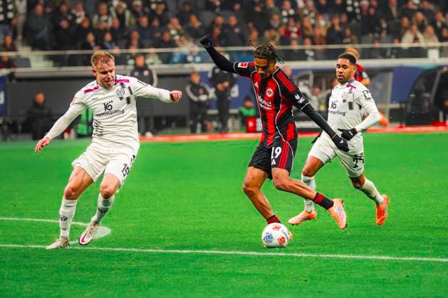 Bundesliga – Eintracht Frankfurt v 1. FSV Mainz 05 (Gameday 10) Bundesliga Eintracht Frankfurt v 1. FSV Mainz 05 Gameday 10 Jean Bahoya of Eintracht Frankfurt battle for the ball against Lennard Maloney of 1.FSV Mainz 05 during the Bundesliga Matchday 10 game between Eintracht Frankfurt and 1. FSV Mainz 05 at Deutsche Bank Park in Frankfurt, Germany. Photo by Kadir Caliskan Middle East Images Frankfurt Hessen Germany Copyright: xKadirxCaliskanx Frankfurt Hessen Germany Copyright: xIMAGO KadirxCaliskanx