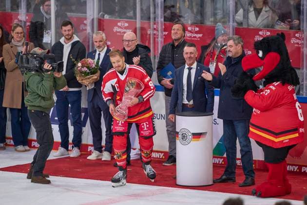 Team Germany with captain Moritz Müller, Mueller of Germany and Erich Kühnhackl , Markus Soeder, Söder, bayerischer Ministerpräsident celebrate the win of the Cup after the match GERMANY - SLOVAKIA 3-0 DEB Ice hockey, Eishockey DEUTSCHLAND CUP in Landshut, Germany, November 9, 2025, Season 2025 2026.