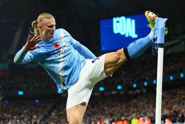 Erling Haaland of Manchester City scores to make it 1-0 and celebrates Manchester City v Liverpool, Premier League, Football, Etihad Stadium, Manchester, UK - 09 Nov 2025Manchester Etihad Stadium United Kingdom EDITORIAL USE ONLY No use with unauthorised audio, video, data, fixture lists, club league logos or live services. Online in-match use limited to 120 images, no video emulation. No use in betting, games or single club league player publications.  Copyright: xPaulxCurrie Shutterstockx 15702266fa