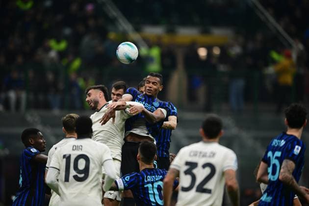 FC Internazionale v SS Lazio - Serie A Manuel Akanji of Inter Milan plays during the Serie A match between Inter Milan and SS Lazio at San Siro Stadium in Milan, Italy, on November 9, 2025. Milan Lombardy Italy  Copyright: xAndreaxDiodatox originalFilename:diodato-intermil251109_npE4h.jpg