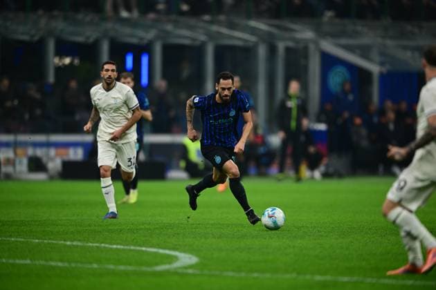 FC Internazionale v SS Lazio - Serie A Hakan Calhanoglu of Inter Milan is in action during the Serie A match between Inter Milan and SS Lazio at San Siro Stadium in Milan, Italy, on November 9, 2025 Milan Lombardy Italy  Copyright: xAndreaxDiodatox originalFilename:diodato-intermil251109_npigW.jpg