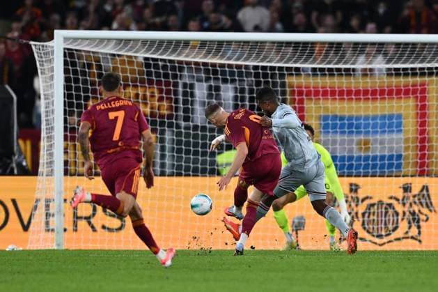 AS Roma v Udinese Calcio - Serie A Artem Dovbyk of A.S. Roma is in action during the 11th day of the Serie A Championship between A.S. Roma and Udinese Calcio at the Olympic Stadium in Rome, Italy, on November 9, 2025. Rome Italy Italy  Copyright: xDomenicoxCippitellix originalFilename:cippitelli-asromaud251109_npn5H.jpg